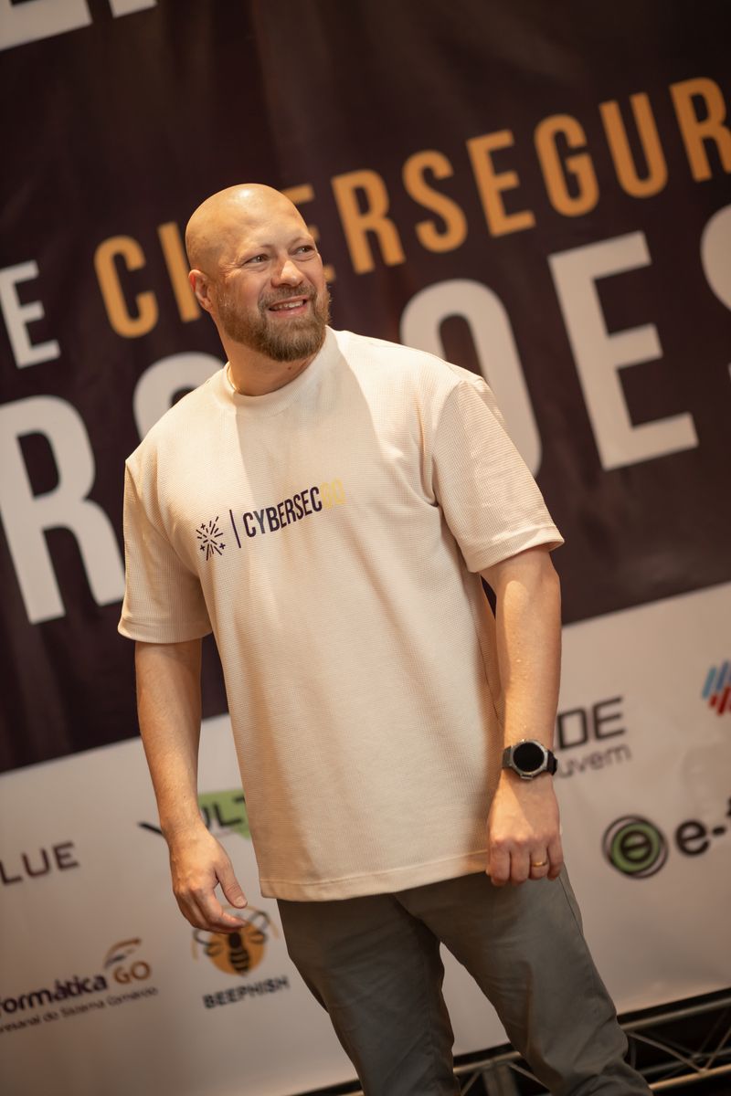 Palestrante no palco do CybersecGO