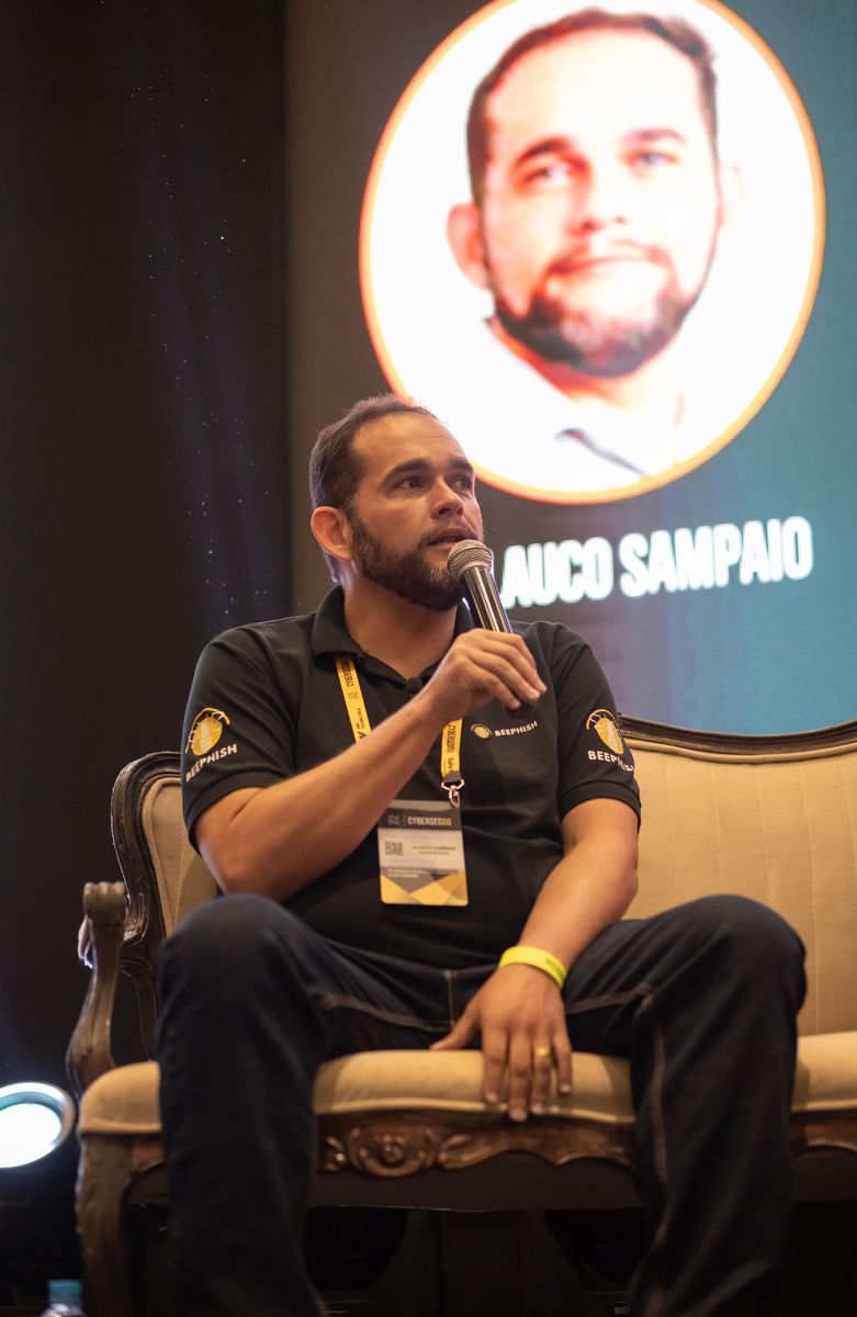 Abraço no palco do evento